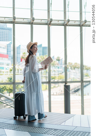 旅行を楽しむ若い女性 旅行を楽しむ若い女性 130544056