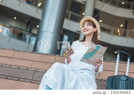 旅行の計画をする女性 130544063