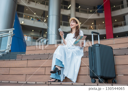 旅行の計画をする女性 130544065