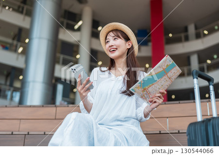 旅行の計画をする女性 旅行の計画をする女性 130544066