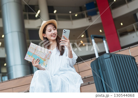 旅行の計画をする女性 130544068