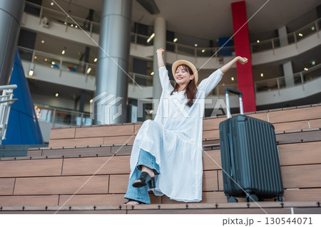 旅行に出かける女性 130544071