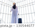 旅行に出かける女性 130544077