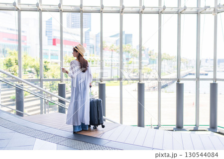 スーツケースを持って旅行に出かける女性 130544084