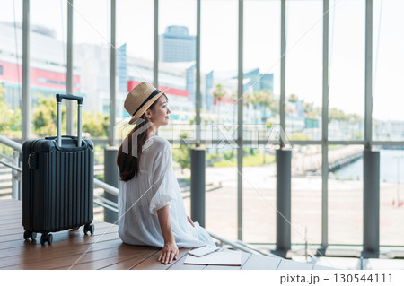 旅行をする若い女性 130544111