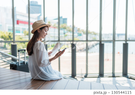 旅行をする若い女性 130544115