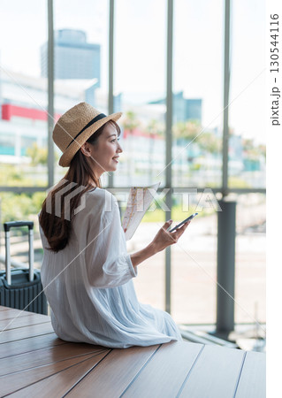 旅行をする若い女性 旅行をする若い女性 130544116