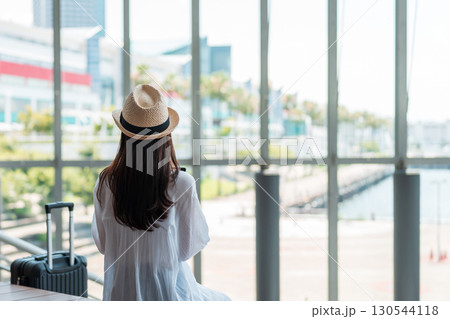 旅行をする若い女性 130544118