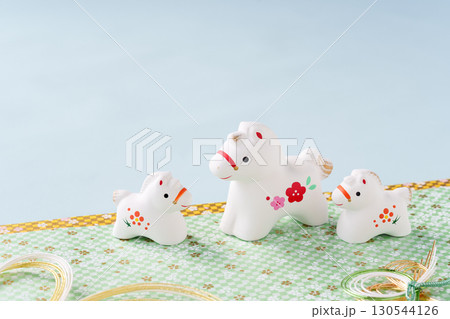 午年の年賀状素材｜白馬の親子ブルー背景 130544126