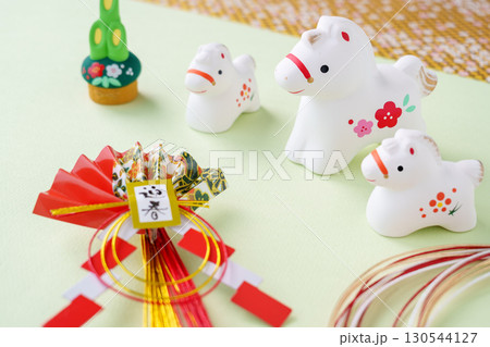 午年の年賀状素材｜白馬の親子と迎春の正月飾り 130544127