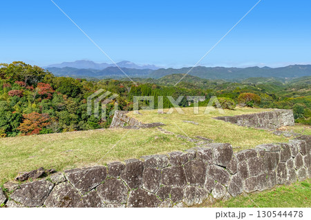 岡城址から紅葉と山並みの眺望 岡城址から紅葉と山並みの眺望 130544478