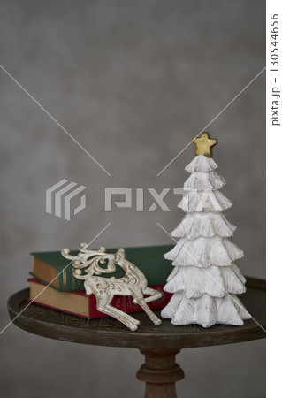クリスマスイメージ　卓上クリスマスツリー 130544656