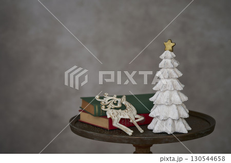 クリスマスイメージ　卓上クリスマスツリー 130544658