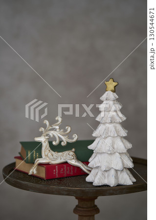 クリスマスイメージ　卓上クリスマスツリー 130544671