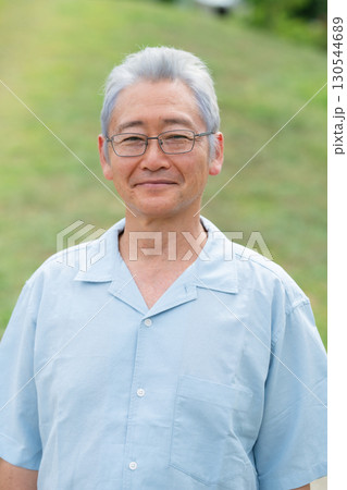 笑顔のシニア男性 130544689