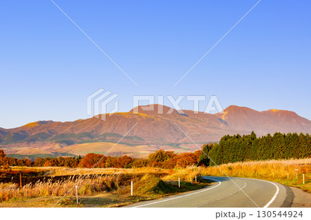 11月の久住高原とくじゅう連山 130544924