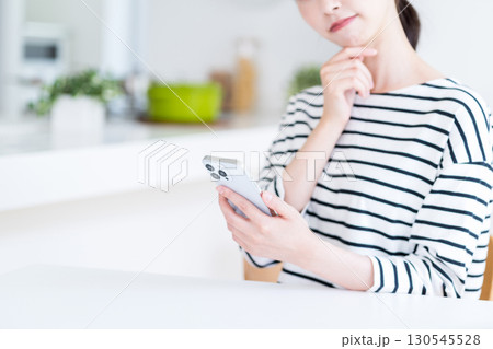 スマホをつかう若い女性（パーツ） 130545528
