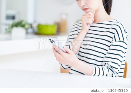 スマホをつかう若い女性(パーツ) スマホをつかう若い女性(パーツ) 130545530