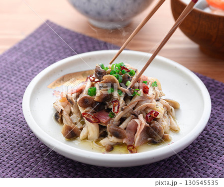 香ばしくて美味しい♪しめじとベーコンのバター醤油炒め｜家庭料理のおかず・和風食卓イメージ 130545535