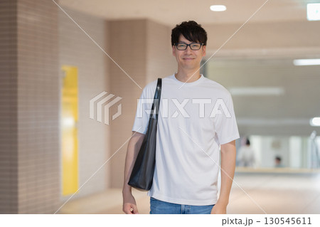 微笑む男性 130545611