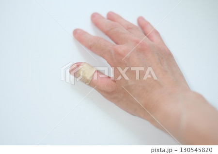絆創膏を貼った親指 絆創膏を貼った親指 130545820