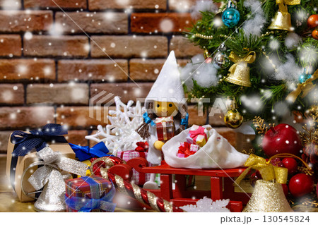 クリスマスツリーとニッセの背景 クリスマスツリーとニッセの背景 130545824