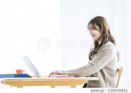 若い女性　ノートパソコン　横顔 130545931