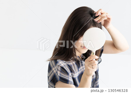 ダメージヘアを気にする女性 130546328
