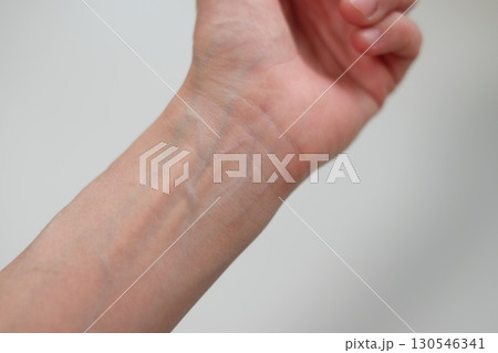 40代女性の左腕 130546341