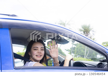 ドライブする若い女性 130546454