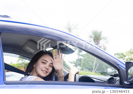 ドライブする若い女性 130546455