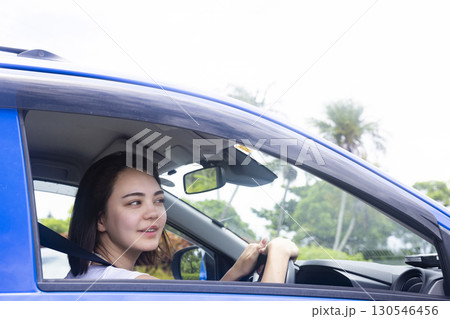 ドライブする若い女性 ドライブする若い女性 130546456