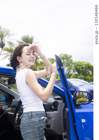 ドライブする若い女性 130546466