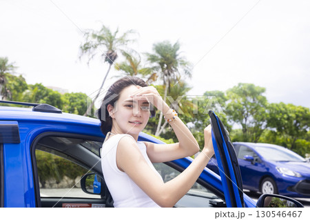 ドライブする若い女性 ドライブする若い女性 130546467