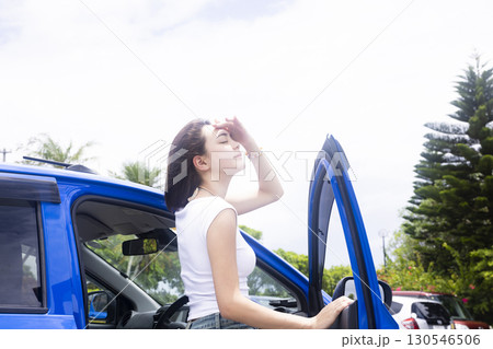 ドライブする若い女性 130546506