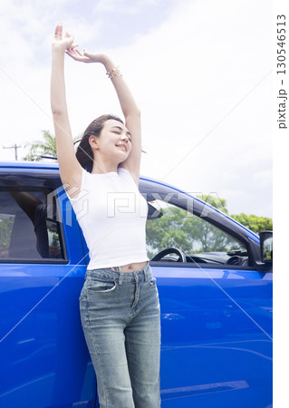 ドライブする若い女性 ドライブする若い女性 130546513