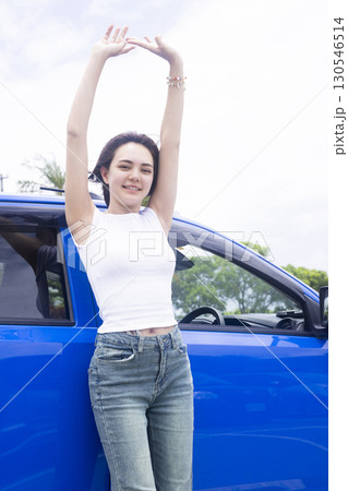 ドライブする若い女性 130546514