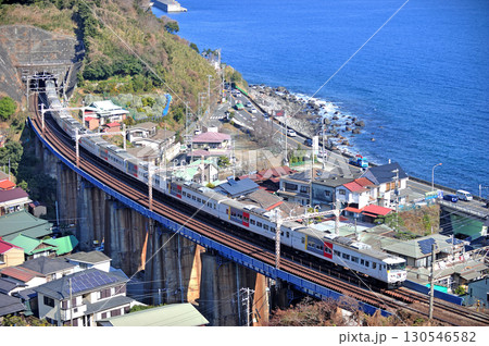 東海道本線　早川－根府川　JR東日本　185系　OM09編成（大宮）　踊り子 130546582