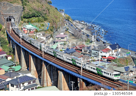 東海道本線　早川－根府川　JR東日本　185系　A8+C3編成（大宮）　踊り子 130546584