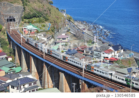 東海道本線　早川－根府川　JR東日本　185系　A8+C3編成（大宮）　踊り子 130546585