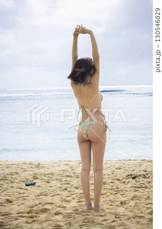 海を眺める水着の若い女性 130546829