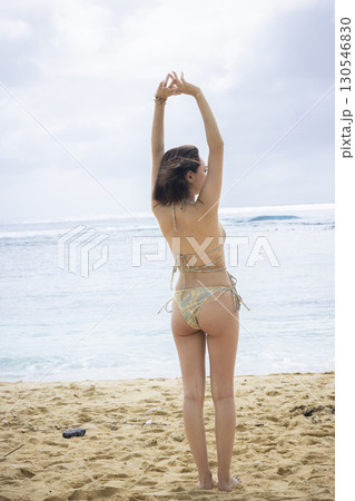 海を眺める水着の若い女性 130546830