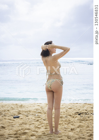 海を眺める水着の若い女性 130546831