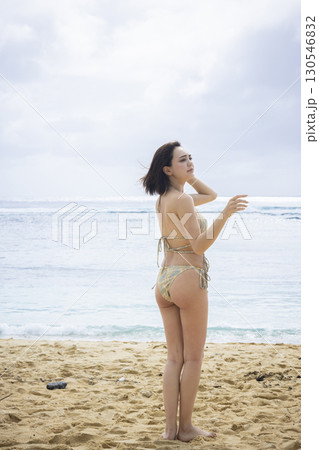 海を眺める水着の若い女性 130546832