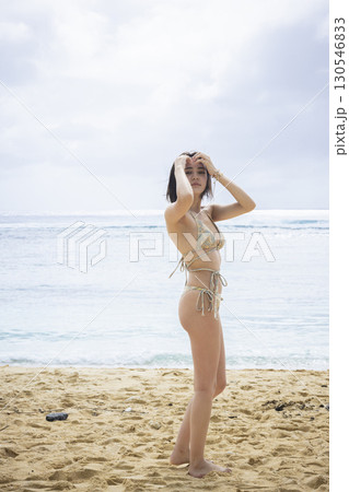 海を眺める水着の若い女性 海を眺める水着の若い女性 130546833