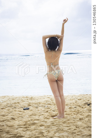 海を眺める水着の若い女性 海を眺める水着の若い女性 130546865