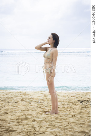 海を眺める水着の若い女性 海を眺める水着の若い女性 130546880
