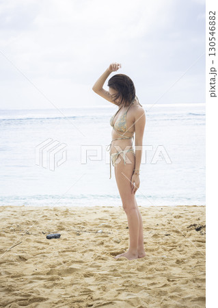 海を眺める水着の若い女性 海を眺める水着の若い女性 130546882