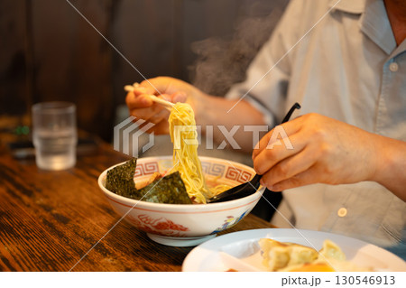 ラーメンを食べる男性 ラーメンを食べる男性 130546913