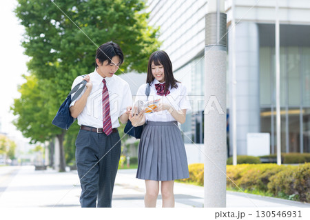 通学中の高校生 通学中の高校生 130546931